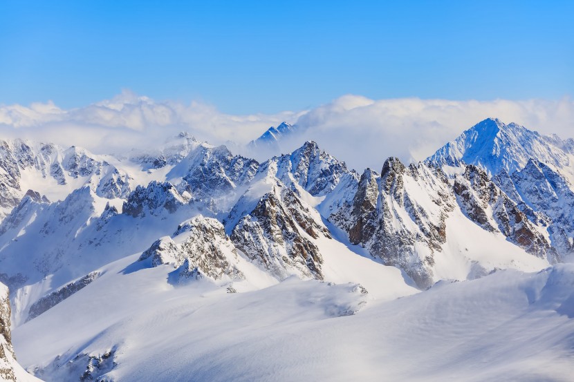 巍峨的雪山風景圖片