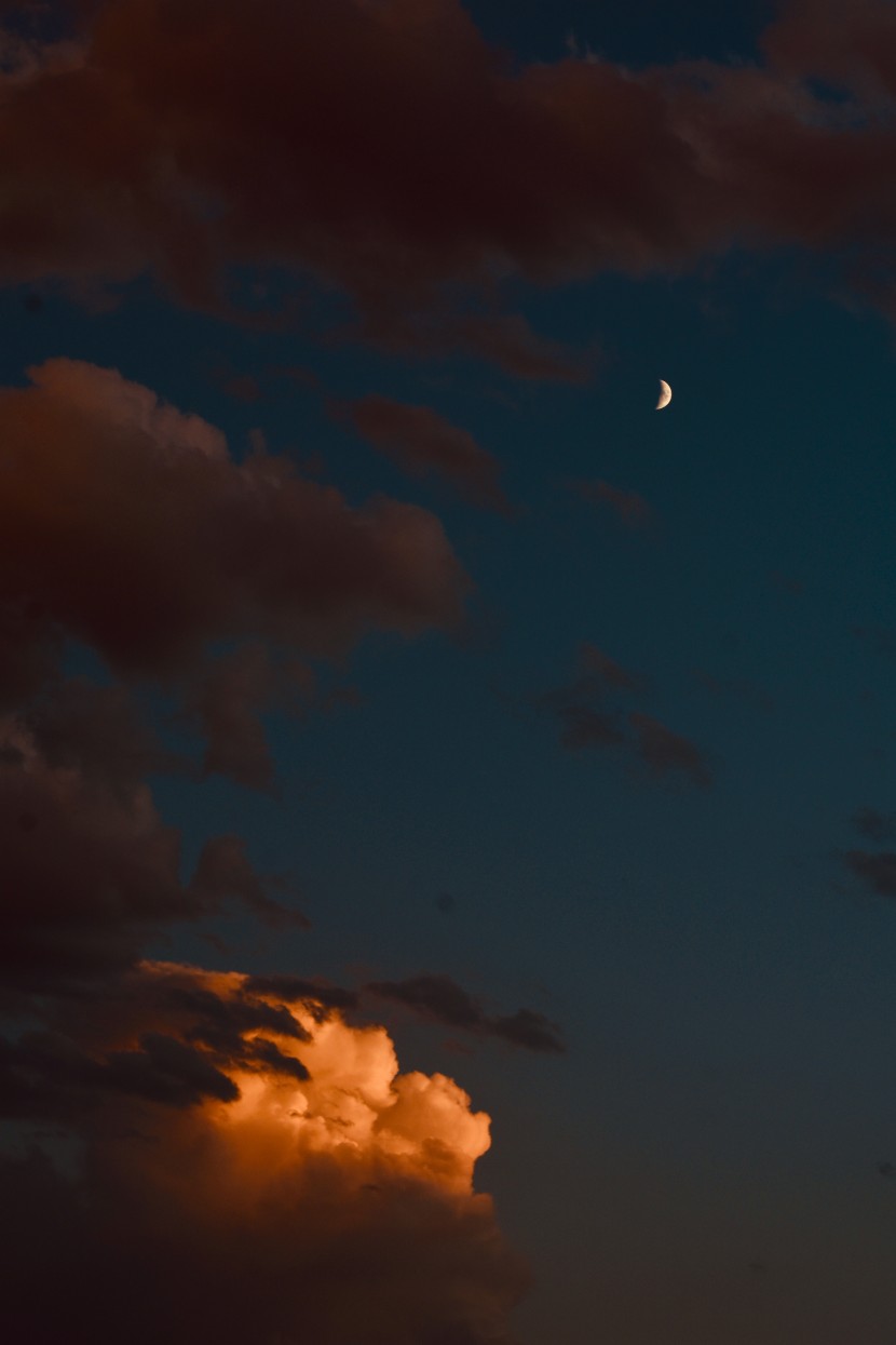 夜空彎彎的月牙圖片