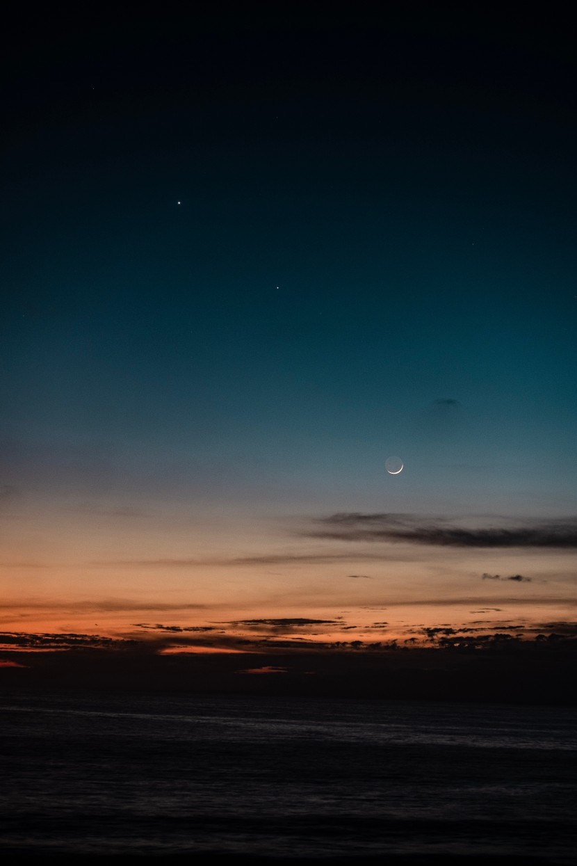 夜空彎彎的月牙圖片