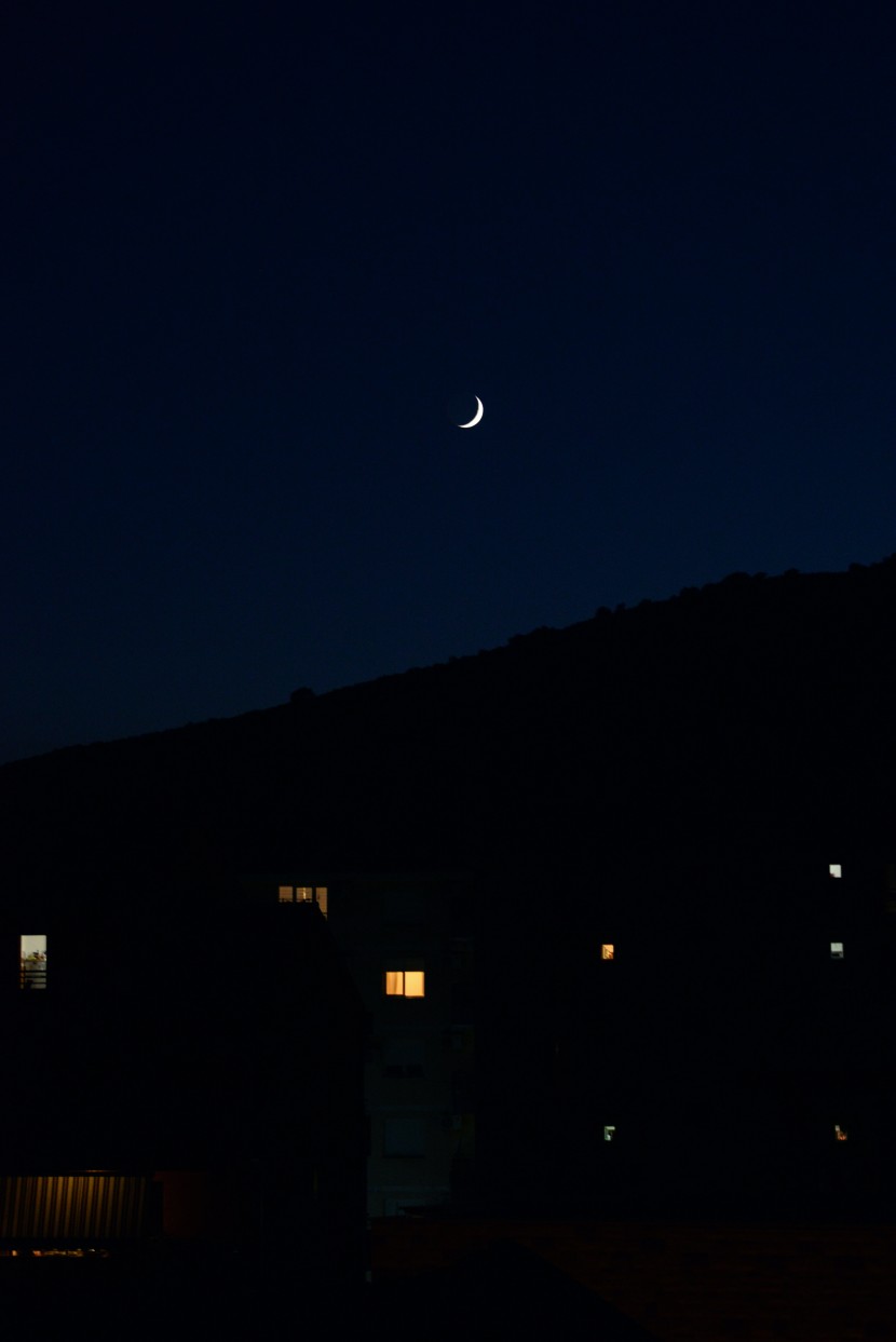 夜空彎彎的月牙圖片