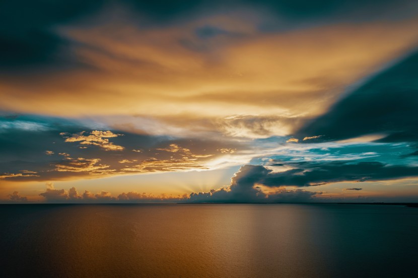 油畫色彩的天空雲朵圖片