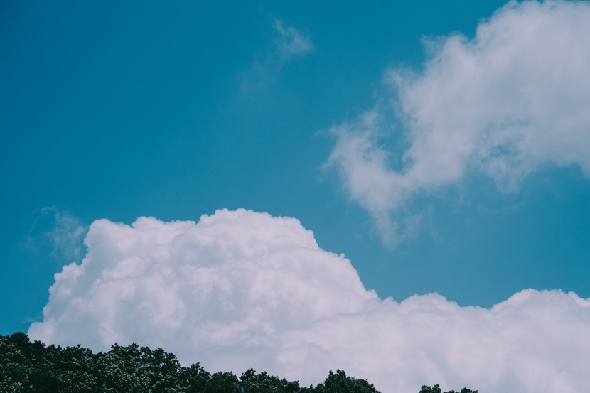 天空中潔白的雲朵圖片