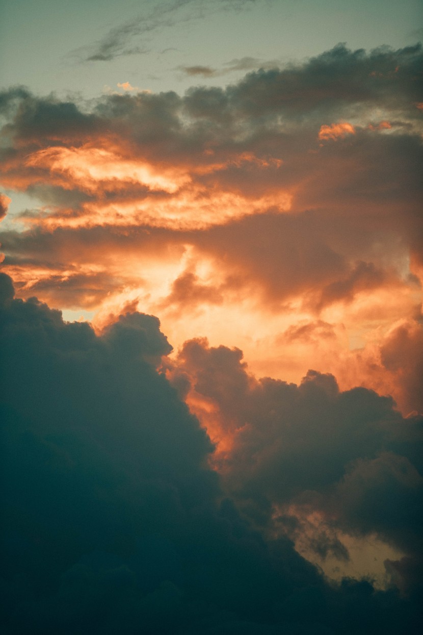 油畫色彩的天空雲朵圖片