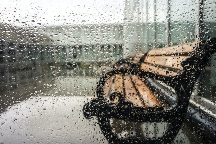 落在玻璃上的雨滴圖片