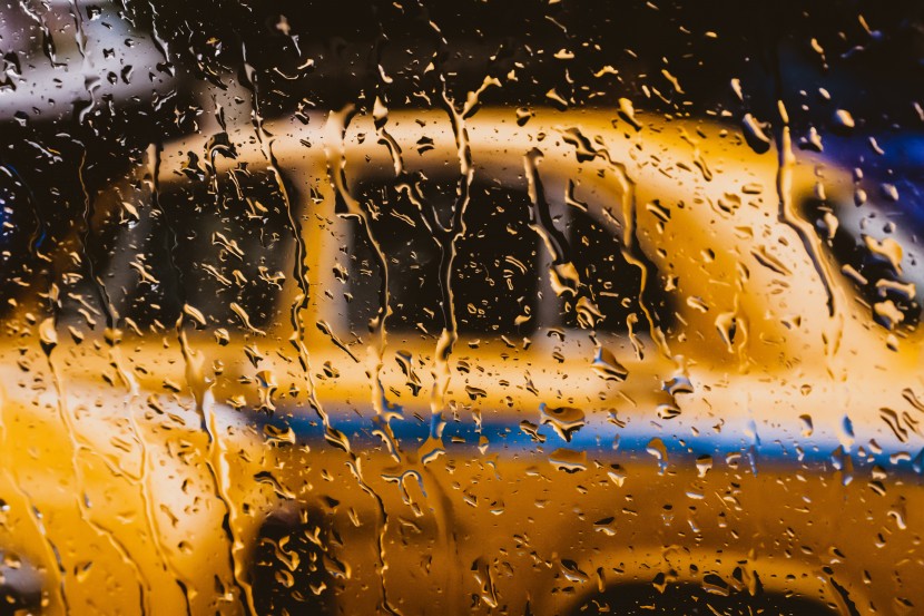 落在玻璃上的雨滴圖片