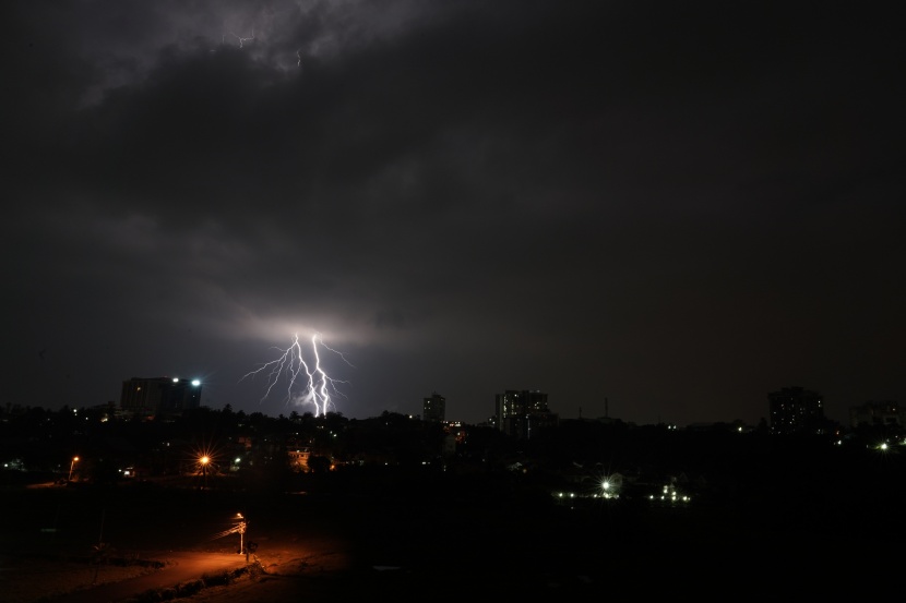 劃破城市夜空的閃電圖片