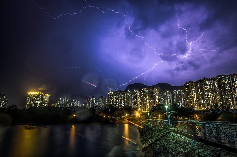 劃破城市夜空的閃電圖片