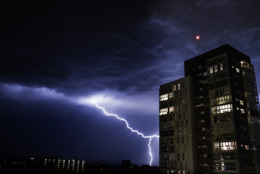 劃破城市夜空的閃電圖片