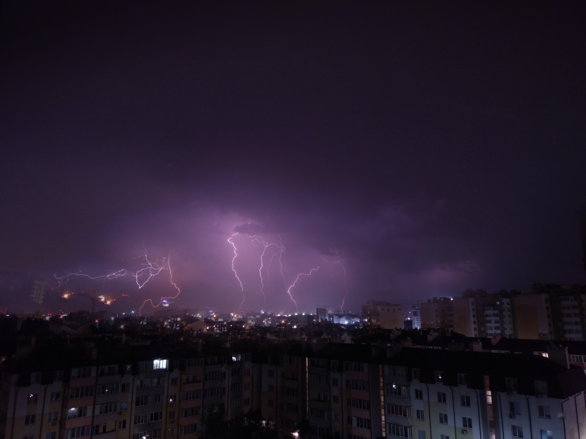 劃破城市夜空的閃電圖片