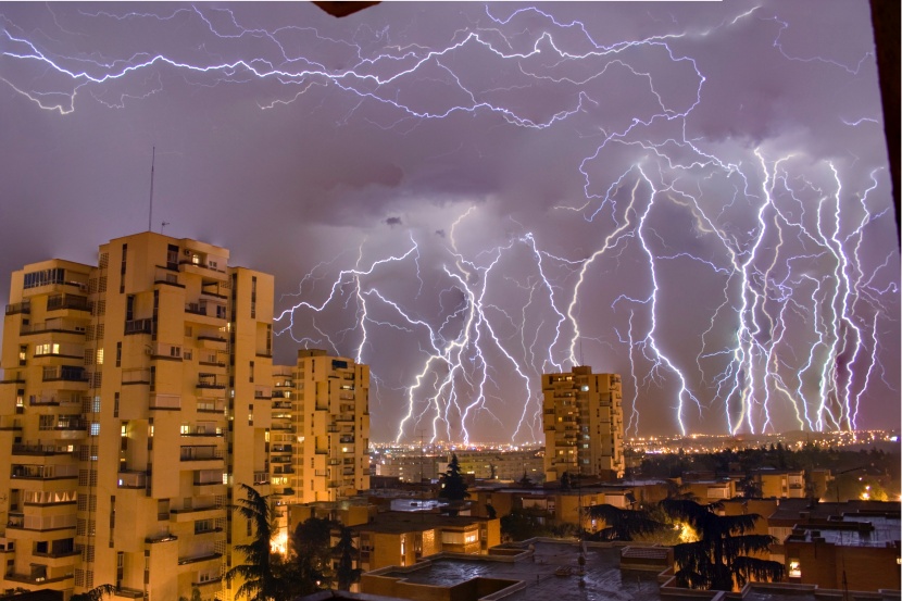 劃破城市夜空的閃電圖片