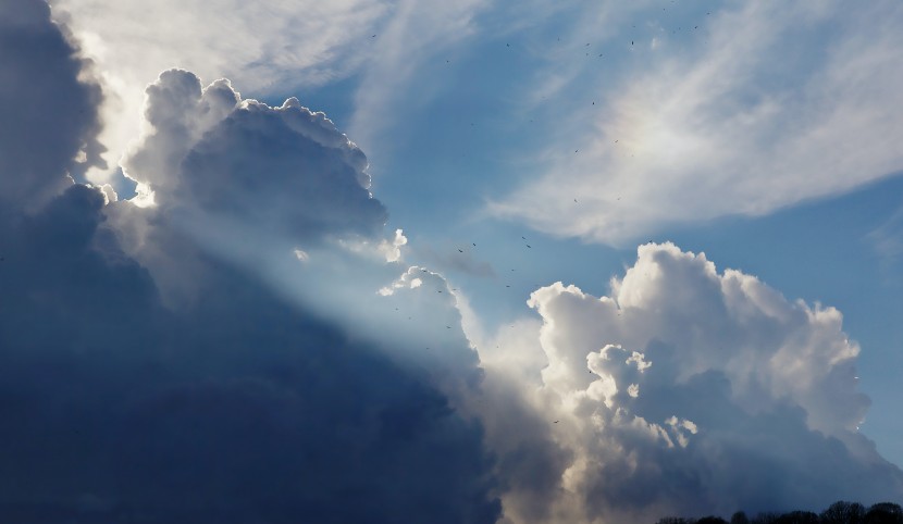 穿過雲層的陽光風景圖片