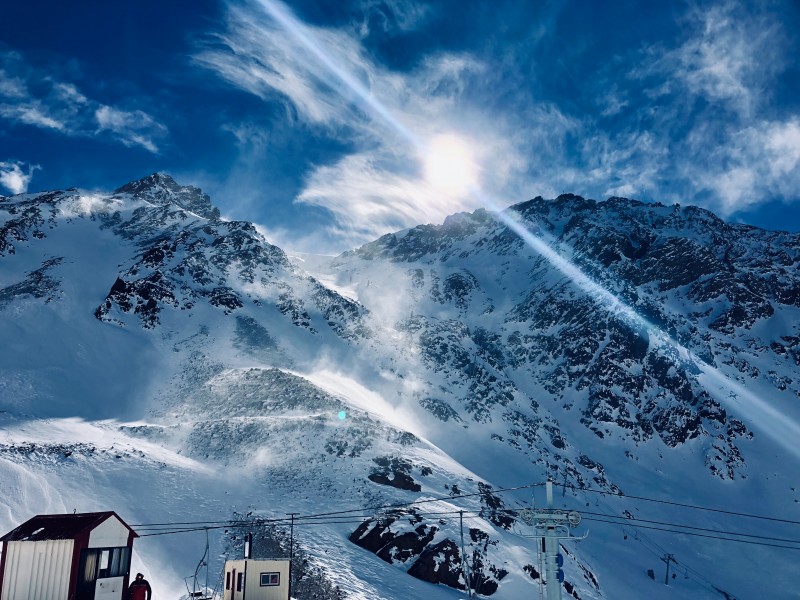 風中揚起白霧的雪山圖片