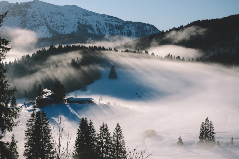 風中揚起白霧的雪山圖片