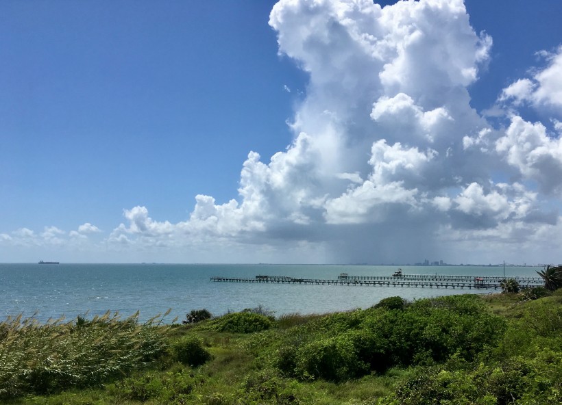 彌漫長空浮雲下的世界圖片