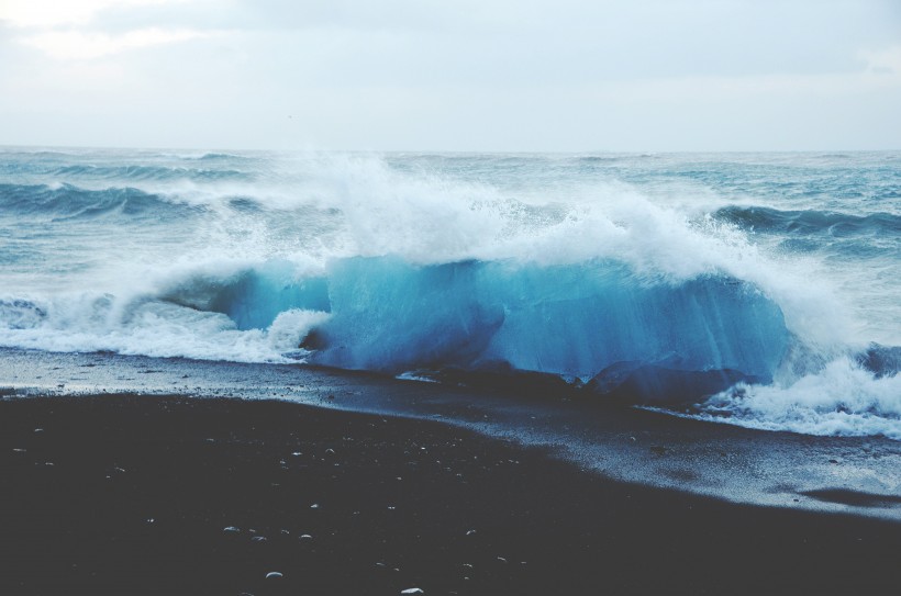 波濤洶湧的海浪風景圖片