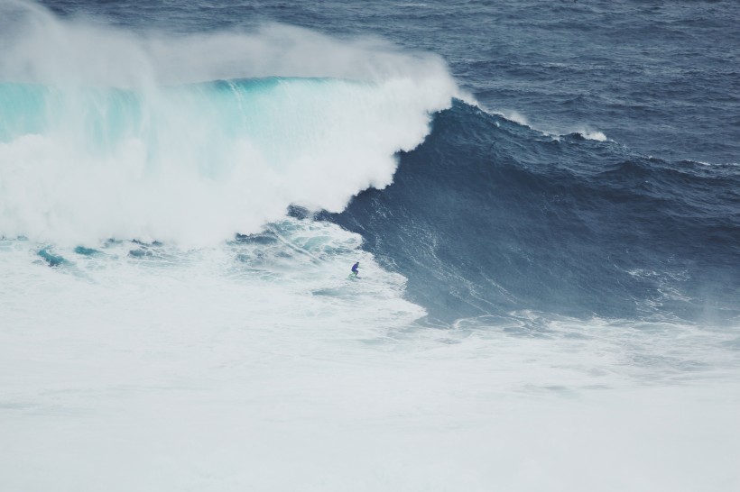 波濤洶湧的海浪風景圖片