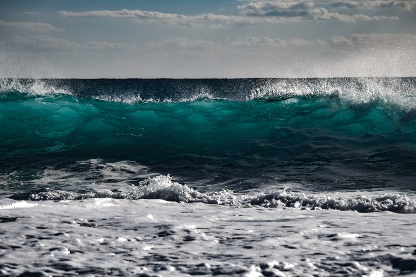 翻卷的海浪圖片