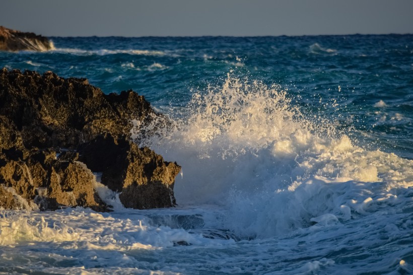 翻卷的海浪圖片