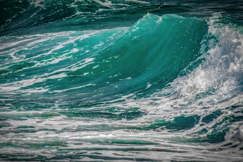 洶湧澎湃的海浪圖片