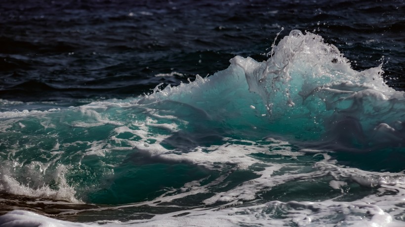 洶湧的海浪風景圖片