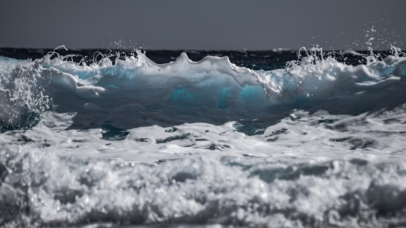 洶湧的海浪風景圖片