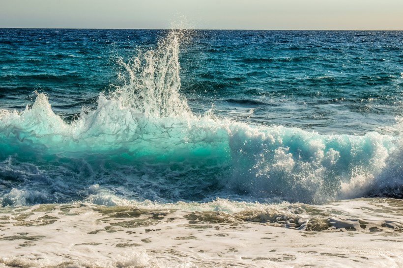 波濤洶湧的海浪風景圖片