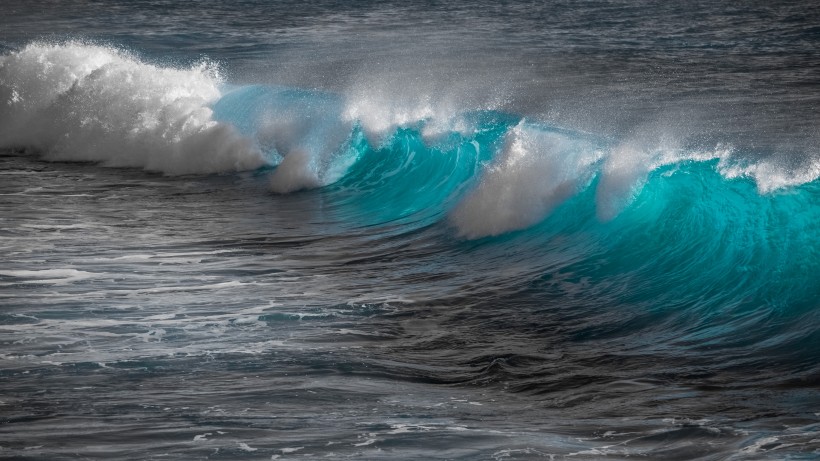 波濤洶湧的海浪風景圖片