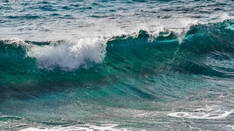 波濤洶湧的海浪風景圖片