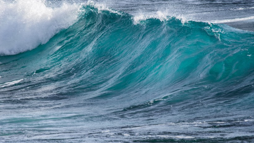 波濤洶湧的海浪風景圖片