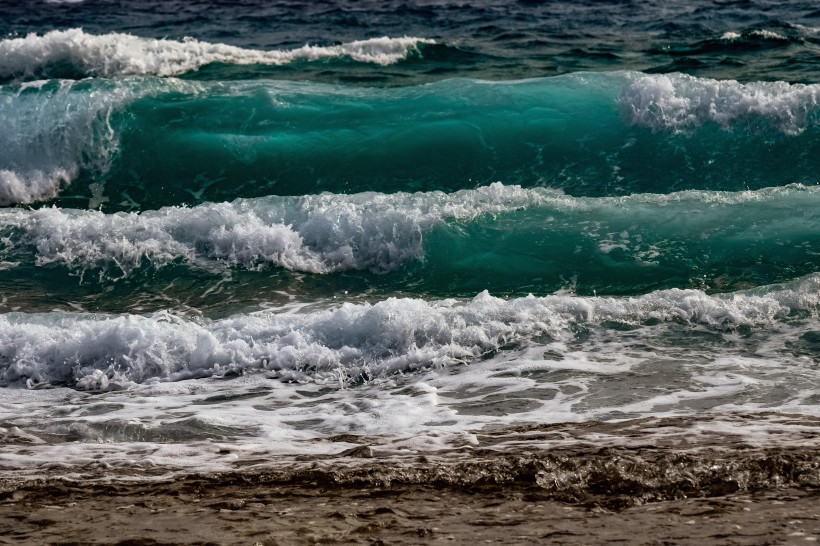 波濤洶湧的海浪風景圖片