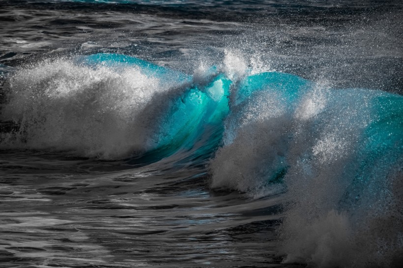 波濤洶湧的海浪風景圖片
