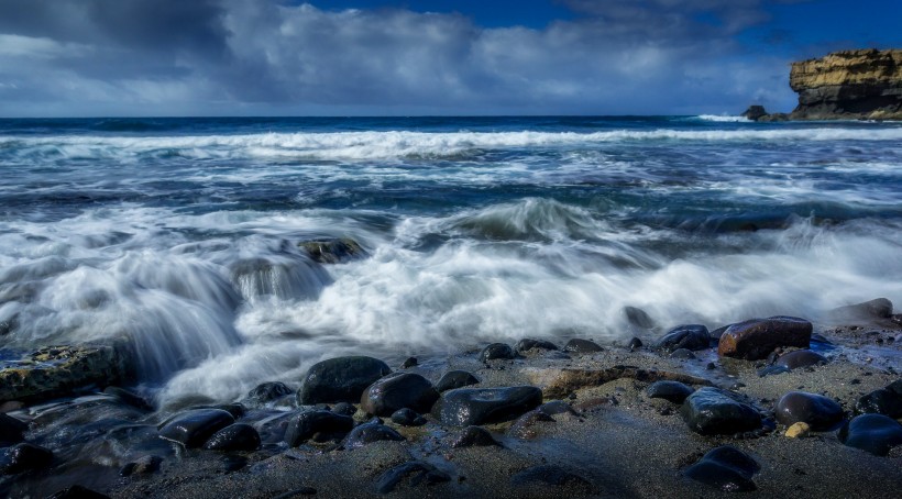 海浪翻湧的海灘圖片