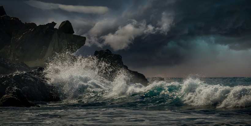 海浪翻湧的海灘圖片