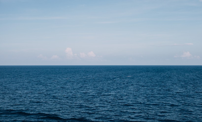 風平浪靜的海面圖片