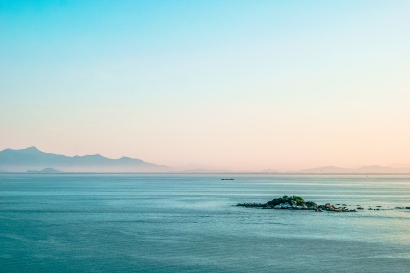 風平浪靜的海面圖片