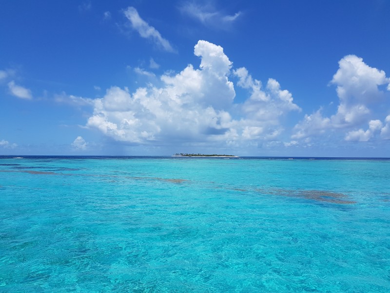 風平浪靜的海面圖片