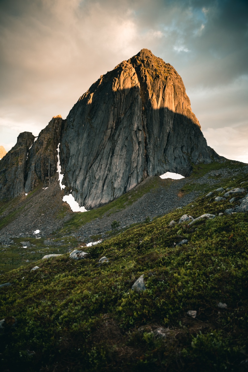 陡峭險峻的山峰圖片