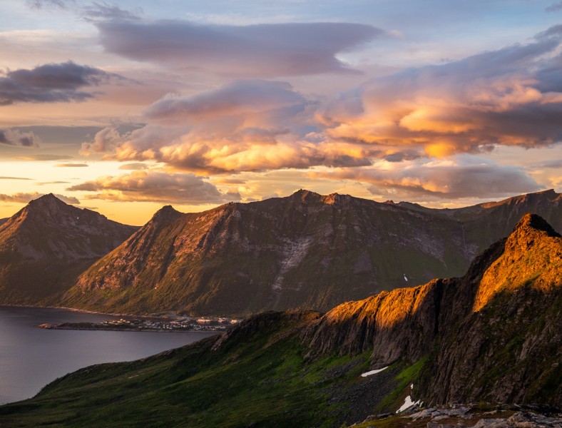 陡峭險峻的山峰圖片