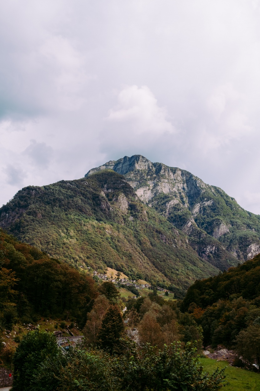 陡峭的山脈圖片