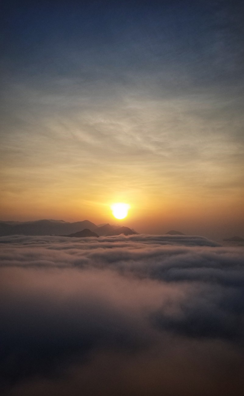 耀眼的太陽風景圖片