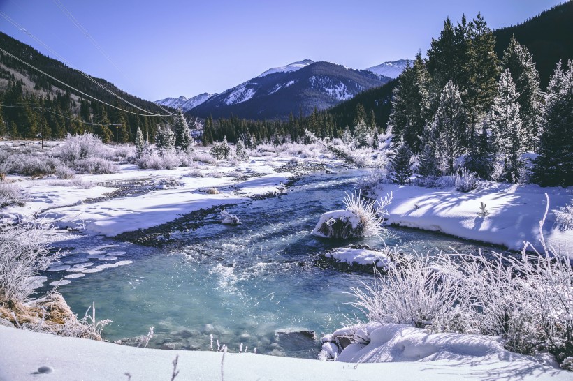 巍峨壯觀的雪山風景圖片