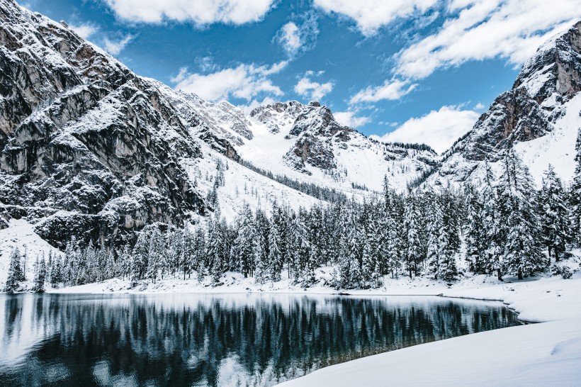 巍峨壯觀的雪山風景圖片