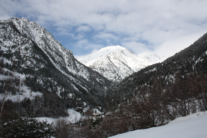 巍峨秀麗的雪山圖片