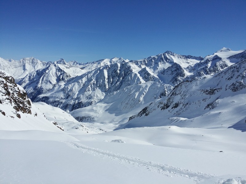 巍峨秀麗的雪山圖片