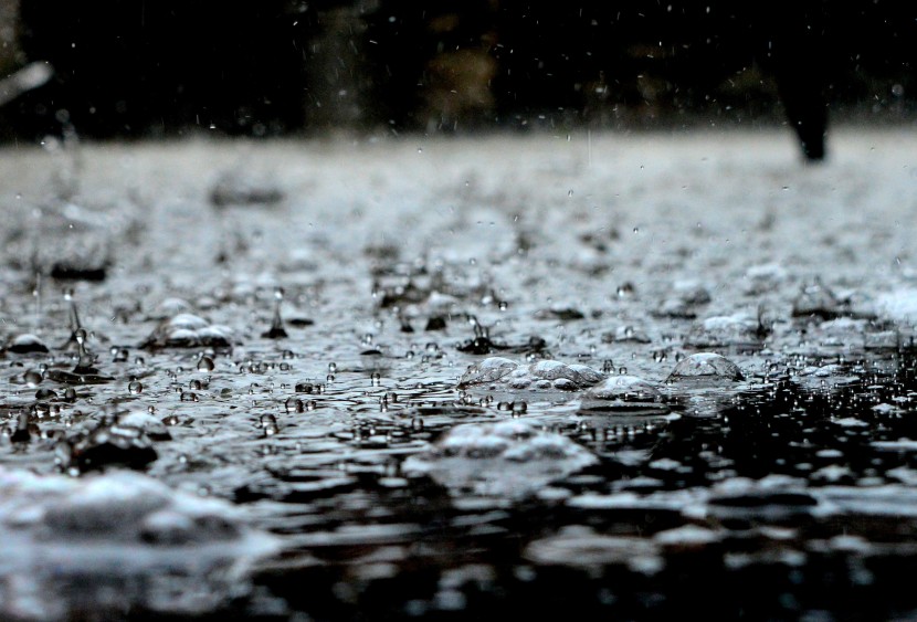 急速下落的雨滴圖片