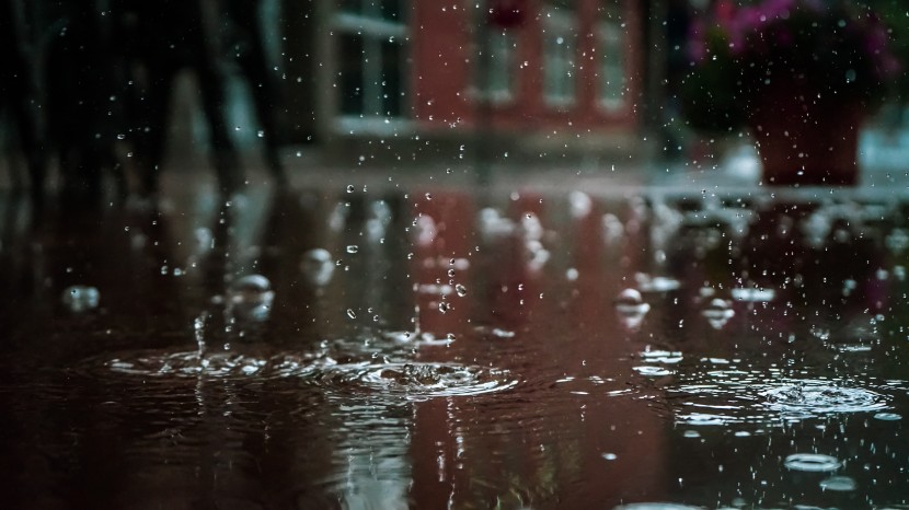 急速下落的雨滴圖片