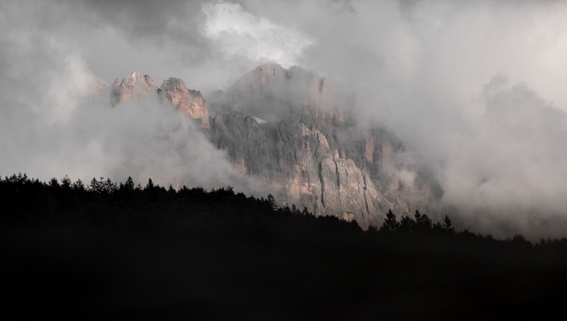 山間薄霧風景圖片