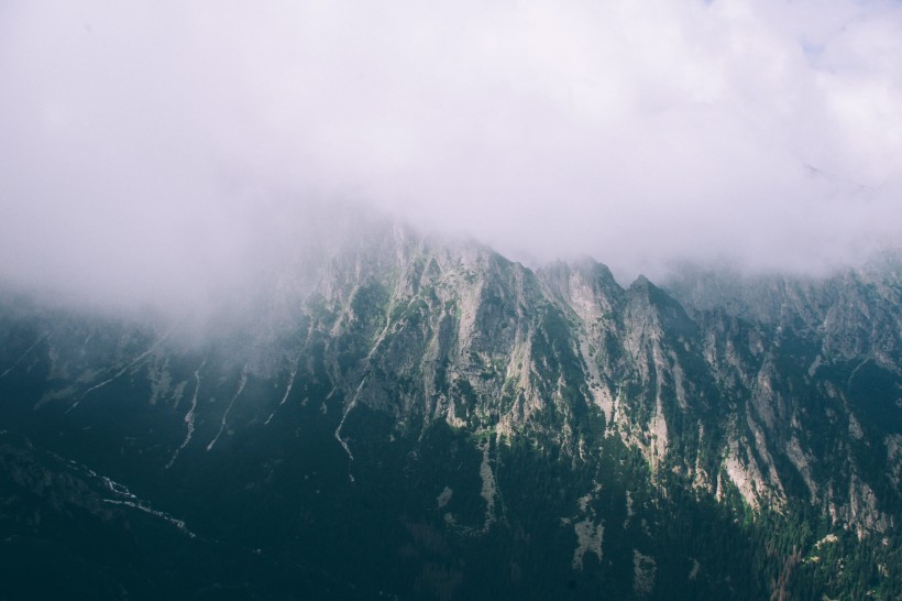 山間薄霧風景圖片