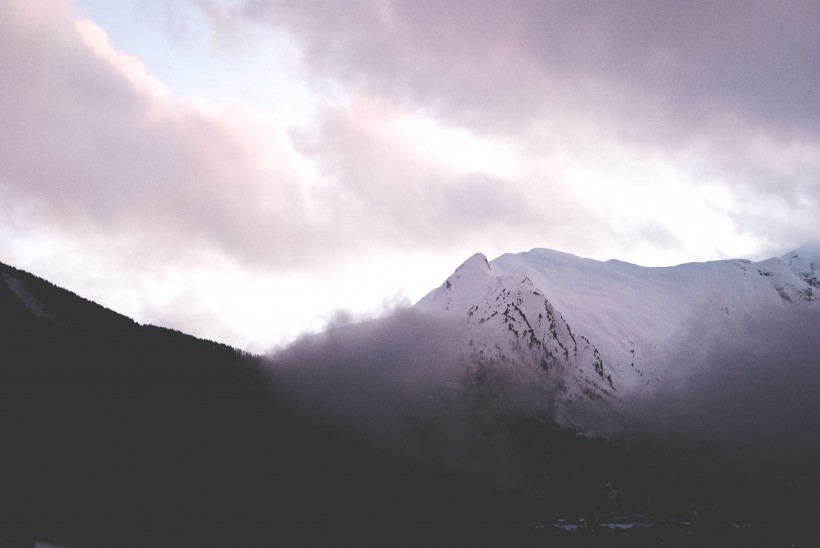 山間薄霧風景圖片