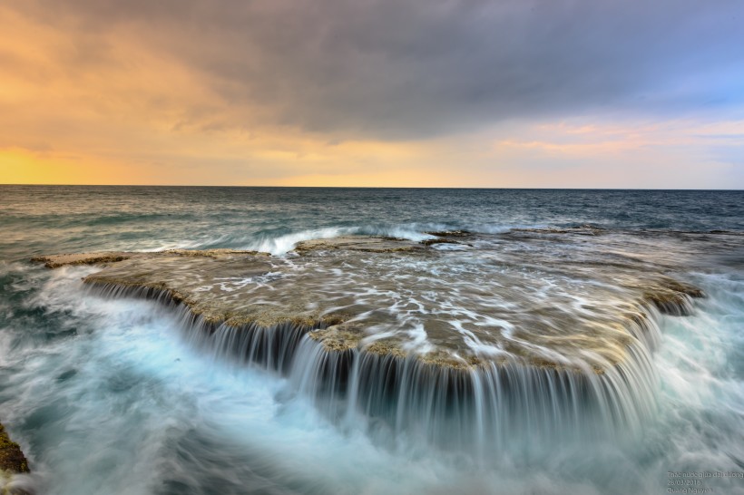 波濤湧洶的海浪風景圖片